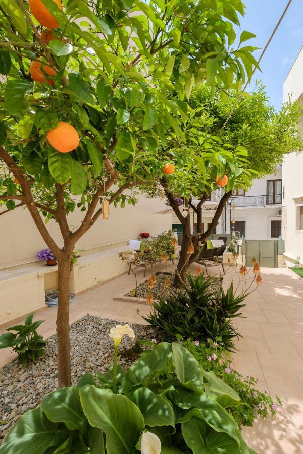Home With Courtyard In Beating Heart Of Old Town! 하니아 외부 사진