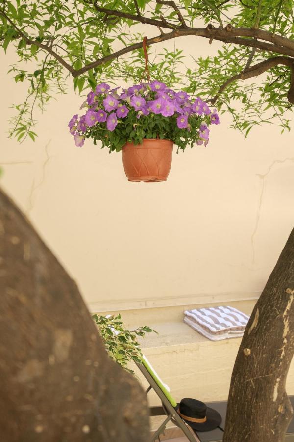 Home With Courtyard In Beating Heart Of Old Town! 하니아 외부 사진