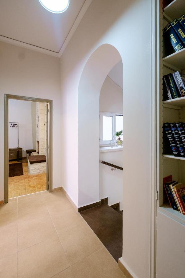 Home With Courtyard In Beating Heart Of Old Town! 하니아 외부 사진