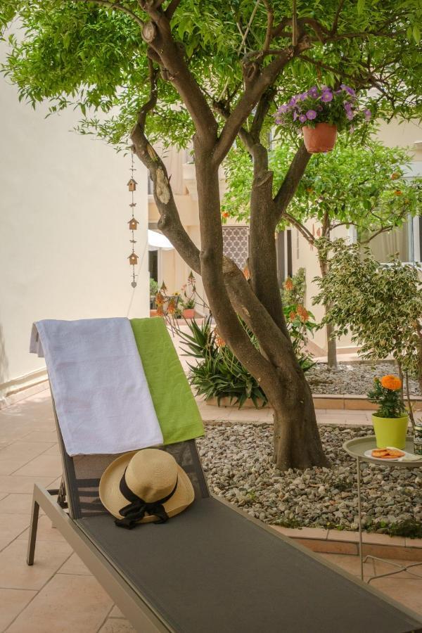 Home With Courtyard In Beating Heart Of Old Town! 하니아 외부 사진
