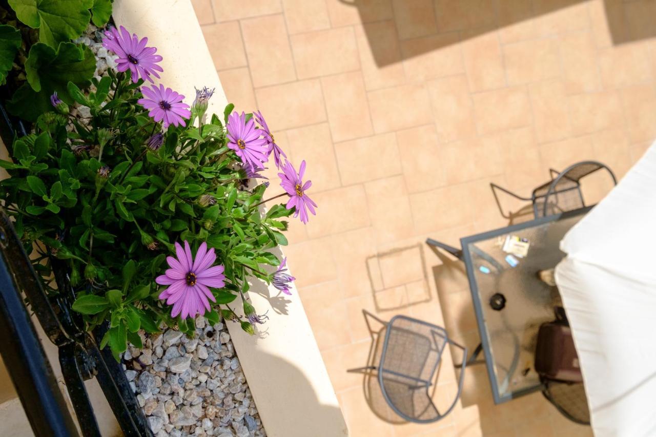 Home With Courtyard In Beating Heart Of Old Town! 하니아 외부 사진