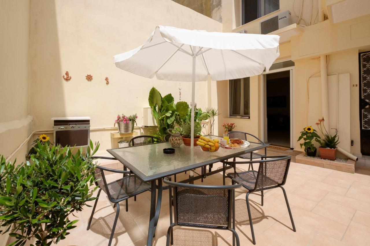 Home With Courtyard In Beating Heart Of Old Town! 하니아 외부 사진