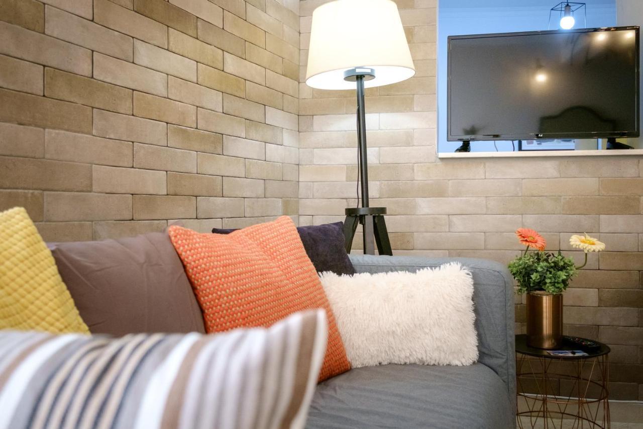 Home With Courtyard In Beating Heart Of Old Town! 하니아 외부 사진