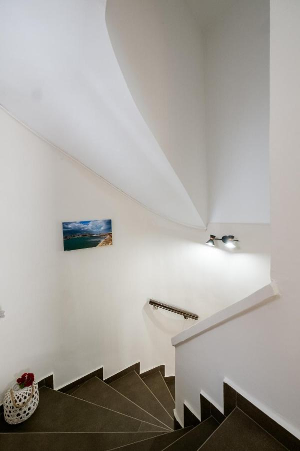 Home With Courtyard In Beating Heart Of Old Town! 하니아 외부 사진